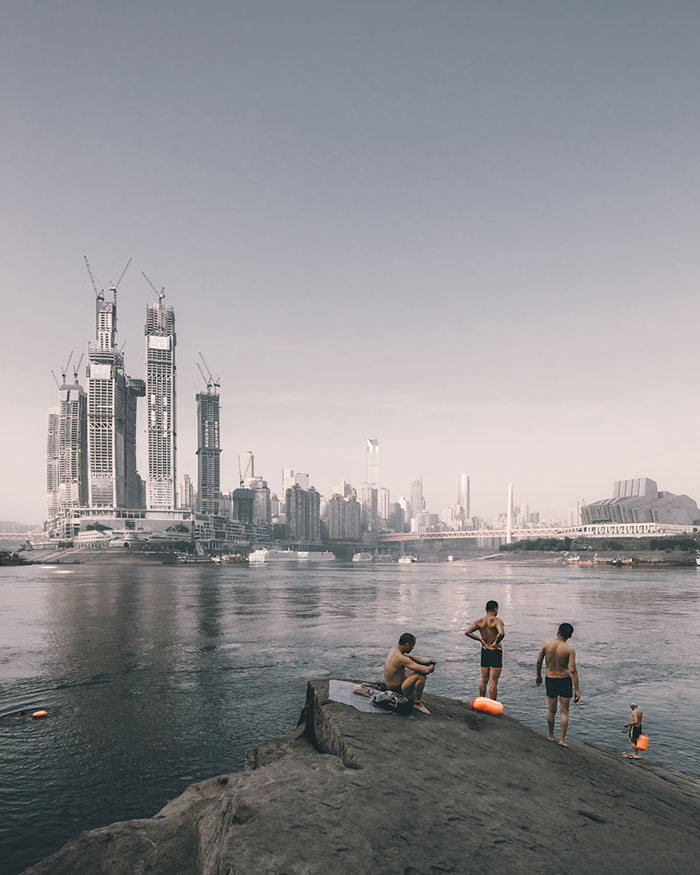 شناگران در کنار رودخانه ای در شانگهای چین (عکاس: Zhu Wenqiao)