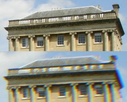 در عکس بالایی خطوط از نظر رنگ دارای انطباق و وضوح کافی هستند ولی در عکس پایینی که با یک لنز واید گرفته شده است، کج‌نمایی رنگی به شدت آشکار است.